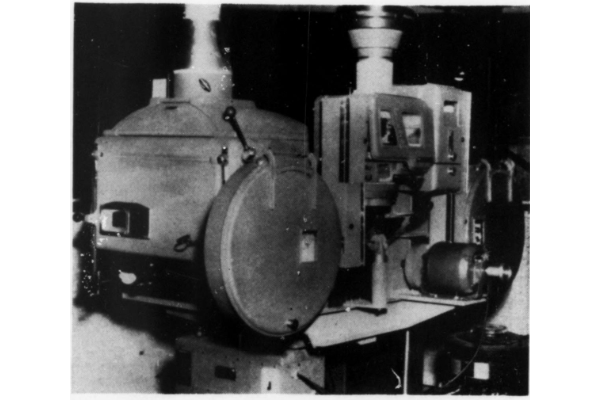 Techniques de photographie et de projection d'images animées à grand angle extrême , Richard O. Norton, Journal de la Society of Motion Picture and Television Engineers volume 78 février 1929