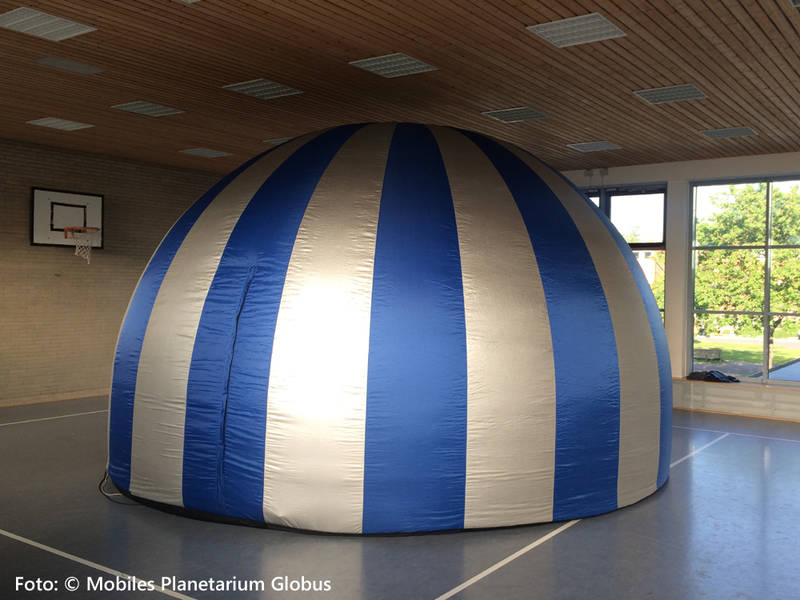 Mobiles Planetarium Globus