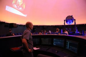 Licht, Ton, Laser, Sternprojektor und digitale Fulldome-Systeme müssen in einem Planetarium von Filmvorführern bedient werden. Dementsprechend sieht es hinter dem Schreibtisch eines Filmvorführers manchmal aus wie in der Kapsel eines Raumschiffs.