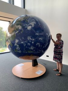 Ein überdimensionaler Globus zeigt auf der Ausstellungsfläche die Beziehung zwischen Mond und Erde.