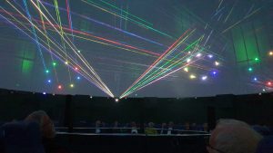 Viele moderne Planetarien verfügen über Lasersysteme, die hauptsächlich für Musicals eingesetzt werden events in der Kuppel.