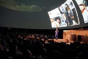 Planetarien bilden die Bühne für Raumfahrt-Astronauten, die über ihre Erfahrungen sprechen