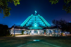 El planetario en Mannheim Alemania es un ejemplo de un diseño de pirámide escalonada