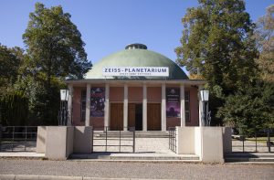 Das Zeiss-Planetarium in Jena bietet seit fast hundert Jahren astronomische Ausbildung an