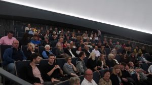 Besucher des ESO Supernova Planetarium & Besucherzentrums warten gespannt auf den Beginn einer Planetariumsshow. ESO Supernova ist ein hochmodernes öffentliches Astronomiezentrum am Standort des ESO-Hauptsitzes in Garching bei München und soll im April 2018 seine Pforten für Besucher öffnen.